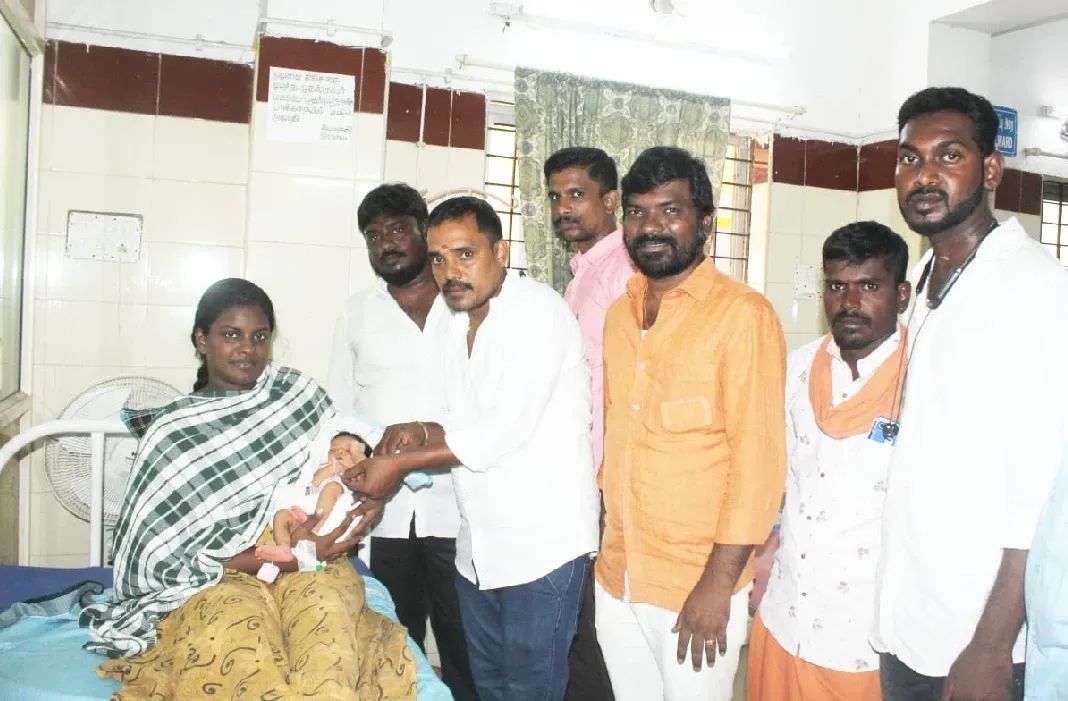 புரட்சித் தளபதி விஷால் அவர்களின் பிறந்தநாளை முன்னிட்டு குழந்தைகளுக்கு தங்க மோதிரம் !!!