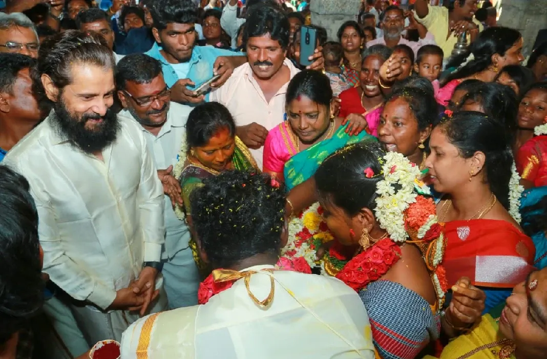 வீட்டில் பணியாற்றும் ஊழியரின் இல்லத் திருமணத்தில் கலந்து கொண்ட சீயான் விக்ரம்