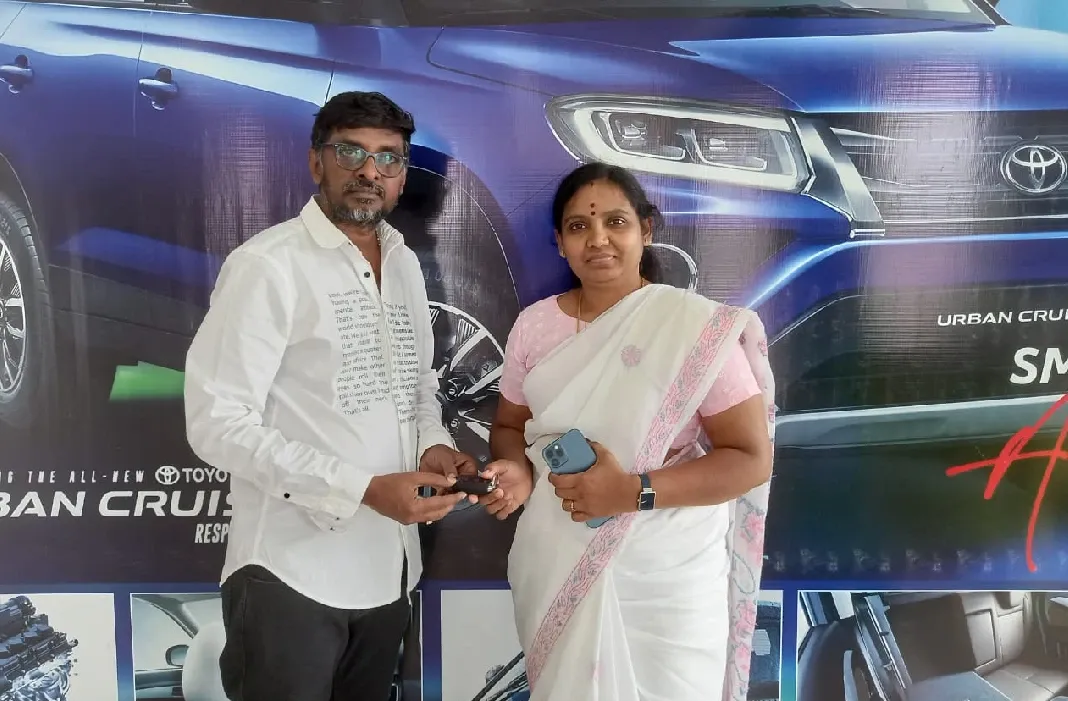 இயக்குநர் ராம்நாத் பழனிக்குமாருக்கு காரை பரிசளித்த 'ஆதார்' பட தயாரிப்பாளர்