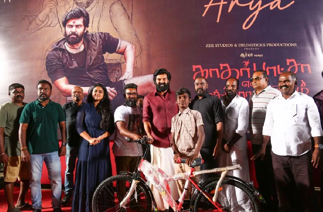 நடிகர் ஆர்யா பிறந்த நாளில் 10 ஏழை எளிய பள்ளி மாணவ, மாணவிகளுக்கு சைக்கிள் வழங்கிய “காதர் பாட்சா என்ற முத்துராமலிங்கம்” படக்குழு !!