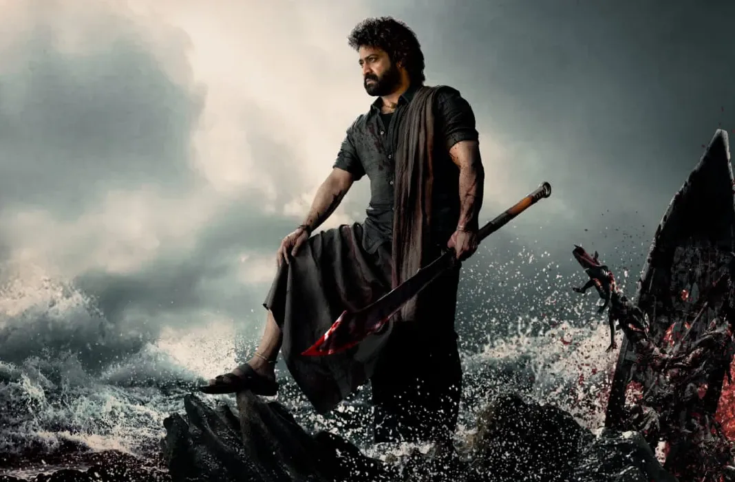 'என்டிஆர் 30' படத்திற்கு 'தேவாரா' என்று பெயரிடப்பட்டு, அவரின் பிறந்தநாளை முன்னிட்டு படத்தின் முதல் பார்வையை என்டிஆர் வெளியிட்டுள்ளார்