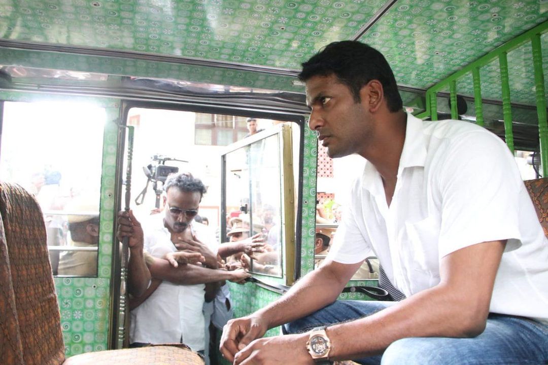 தயாரிப்பாளர் சங்க அலுவலக பூட்டை உடைக்க முயன்ற விஷால் கைது