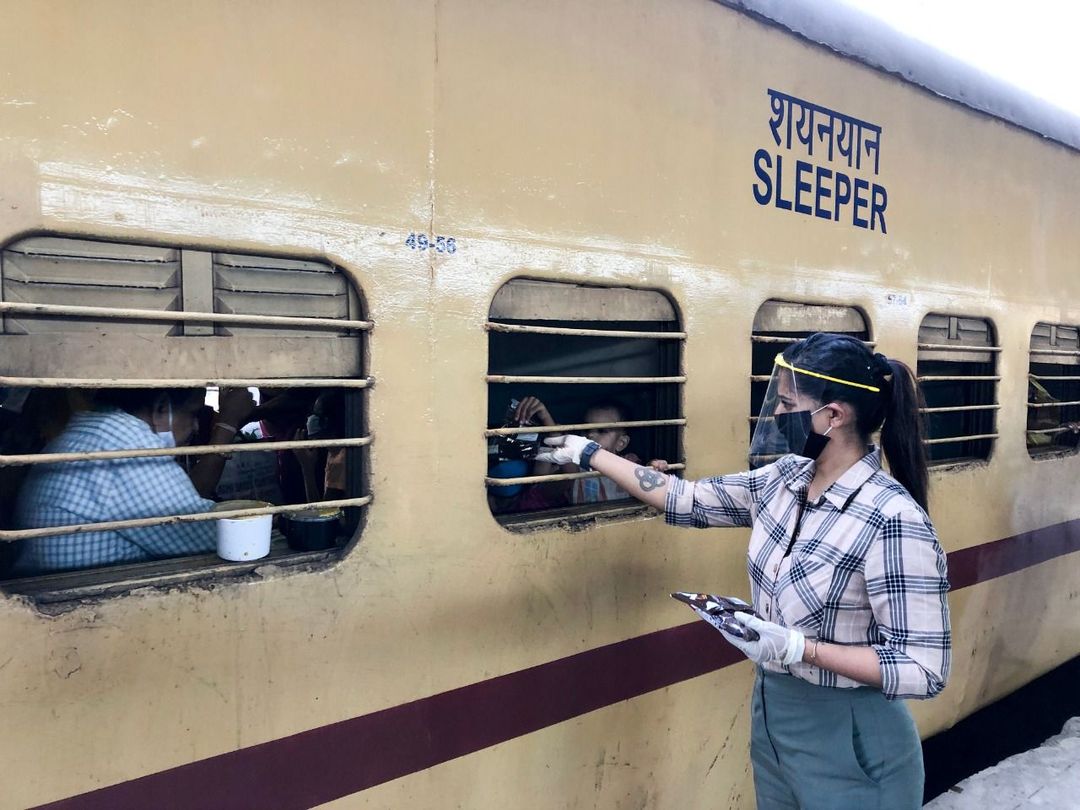 புலம்பெயர் தொழிலாளர்களுக்கு உதவிய நடிகை வரலட்சுமி சரத்குமார்