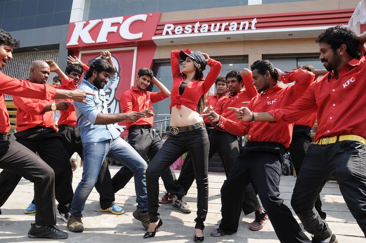 Evanum Buththanillai Movie Stills