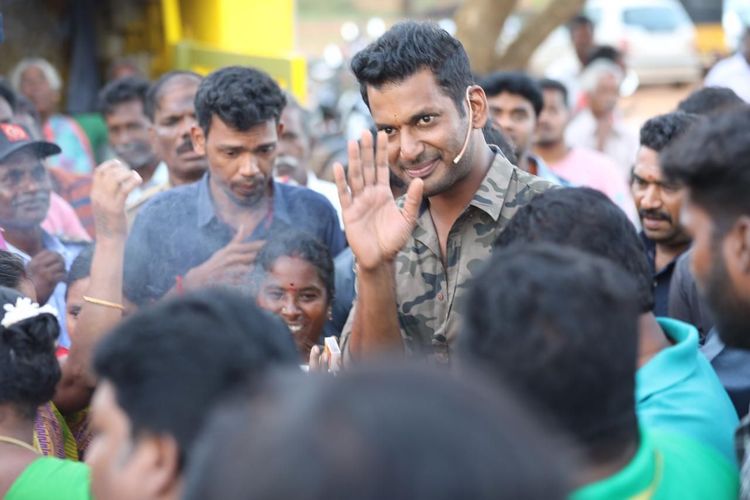 கஜா புயலால் பாதித்தவர்களுக்கு வித்தியாசமாக உதவிய நடிகர் விஷால்