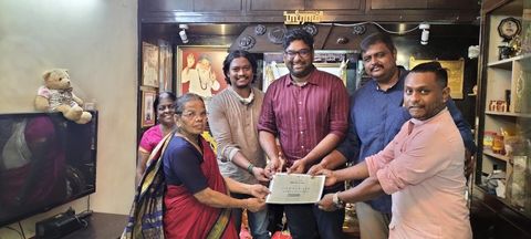 எழுத்தாளர் பாலகுமாரனுக்கு அங்கீகாரம் அளித்த 'பயணிகள் கவனிக்கவும்' படக்குழுவினர்.