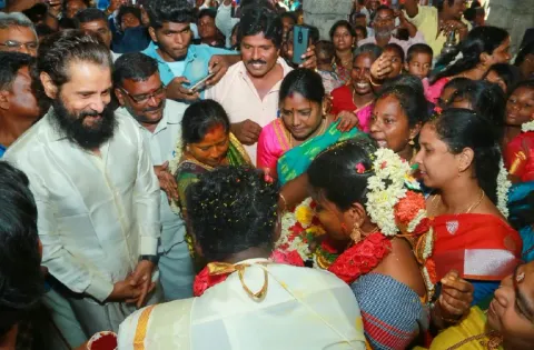 வீட்டில் பணியாற்றும் ஊழியரின் இல்லத் திருமணத்தில் கலந்து கொண்ட சீயான் விக்ரம்