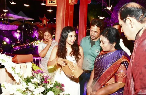பழங்களின் தோல்களை கொண்டு ஹேன்ட் பேக்குகளை உருவாக்கிய நடிகர் அர்ஜுன் மகள் அஞ்சனா அர்ஜுன்.
