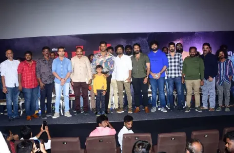 பொதுவாகவே திருட்டு வீடியோவை பிடிக்காது இப்போது லத்தி வேறு கையில் இருக்கிறது இறங்கி அடிப்பேன் – நடிகர் விஷால்