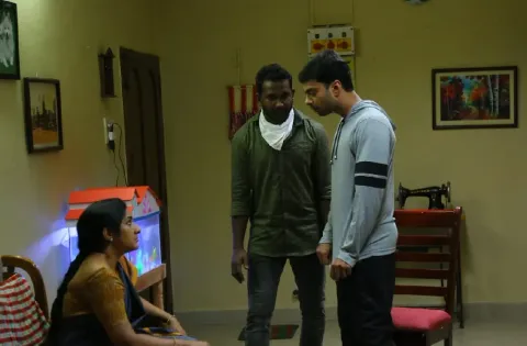 ஆசியாவில் முதல் முயற்சி! “பிகினிங்” ஒரே திரையில் இரண்டு திரைப்படங்கள் !