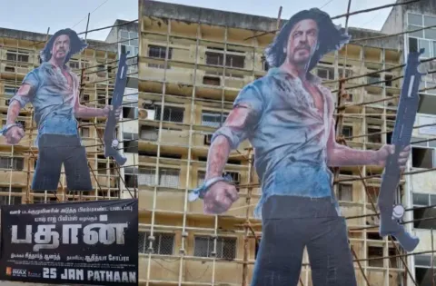 ஷாரூக் கானின் பதான் திரைப்படத்திற்கு பிரமாண்ட கட் அவுட் வைத்து கொண்டாடும் ரசிகர்கள் !!
