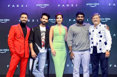 'மக்கள் செல்வன்' விஜய் சேதுபதி- பாலிவுட் நடிகர் ஷாகித் கபூர் இணைந்து நடித்திருக்கும் 'ஃபார்ஸி' வலைதள தொடரின் முன்னோட்டம் வெளியீடு