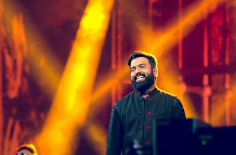தமிழ் சினிமாவின் புகழ்பெற்ற இசையமைப்பாளரான சந்தோஷ் நாராயணன் முதன் முறையாக தன் பர்ஃபாமென்ஸ்க்காக மேடையேறுகிறார்