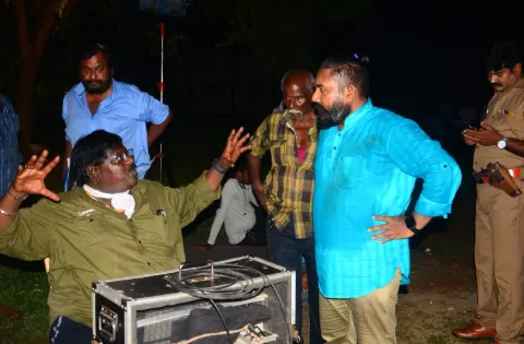 படப்பிடிப்பில் மிகப்பெரிய தீ விபத்தில் இருந்து உயிர்தப்பிய 'ஃ' பட ஹீரோவும் இயக்குநரும்