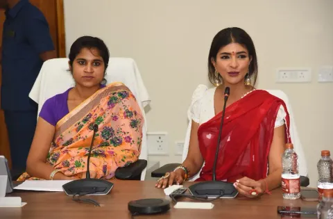 ’டீச் ஃபார் சேஞ்ச்’ அமைப்பு மூலம் தெலுங்கானாவில் 167 பள்ளிகளை தத்தெடுக்கும் நடிகை லக்‌ஷ்மி மஞ்சு