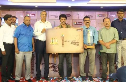 புதிய தலைமுறை தொலைக்காட்சியின் ‘தமிழன் விருது’க்கான புதிய சின்னத்தை அறிமுகப்படுத்திய இயக்குனர் சேரன்
