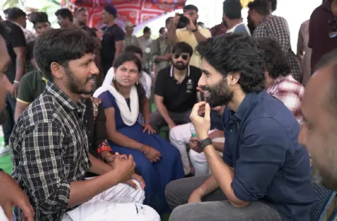 நட்சத்திர நடிகர் நாக சைதன்யா- இயக்குநர் சந்து மொண்டேட்டி- தயாரிப்பாளர் பன்னி வாஸ் ஆகியோர் இணைந்து 'NC 23' படத்திற்காக மீனவர்களை சந்தித்தனர்