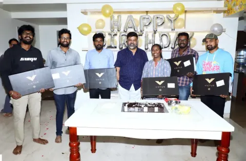 உதவி இயக்குநர்களுக்கு லேப்டாப் பரிசளித்த இயக்குநர் பி. வாசு