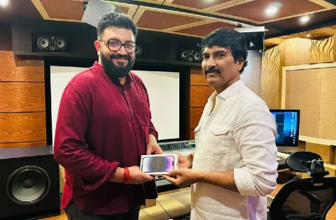 இசையில் மிரட்டிய இசையமைப்பாளர் சித்தார்த் விபினுக்கு IPhone வழங்கி அசத்திய "ஒன் 2 ஒன்" பட இயக்குநர்!!!