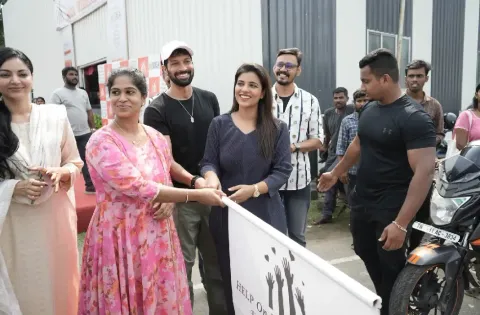 உலக உணவு தினத்தை முன்னிட்டு உணவில்லாதவர்களுக்கு உணவளிக்கும் திட்டத்தை துவக்கி வைத்தார் நடிகை ஐஸ்வர்யா ராஜேஷ் !!