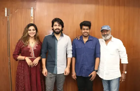 ’பார்க்கிங்’ படத்தின் சக்சஸ் மீட்டில் இயக்குநர் ராம்குமார் பாலகிருஷ்ணனுக்கு தங்க வளையம் அணிவித்து மகிழ்ச்சியில் ஆழ்த்திய ஹரிஷ் கல்யாண்!