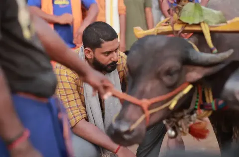 நடிகர் பிரஜ்வல் தேவராஜ் நடிக்கும் 'கரவாலி' படத்தின் டீசர் வெளியீடு