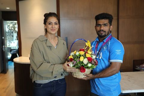 காமன்வெல்த் போட்டியில் வெள்ளி பதக்கம் வென்ற வீரர் ராஜா முத்துப்பாண்டியை நேரில் அழைத்து வாழ்த்திய நடிகை சிம்ரன்